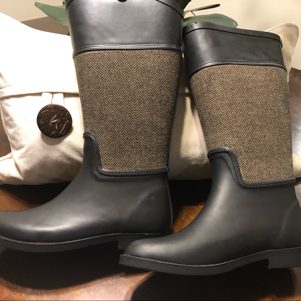 Black rain boots with tweed accents